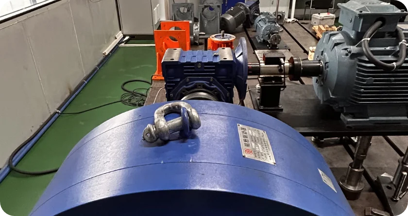 Supror official reducer performance test-bench photograph showing coupled motor, sensor arrangement and gearbox