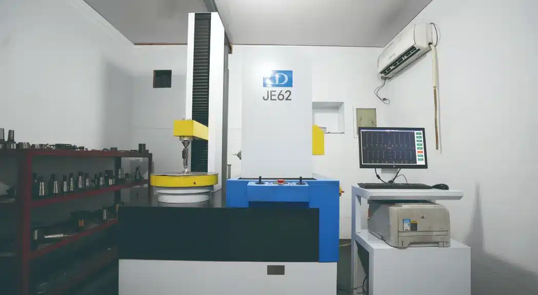 TANHON official inspection-room photograph showing a JE62 gear inspection instrument and measurement workstation